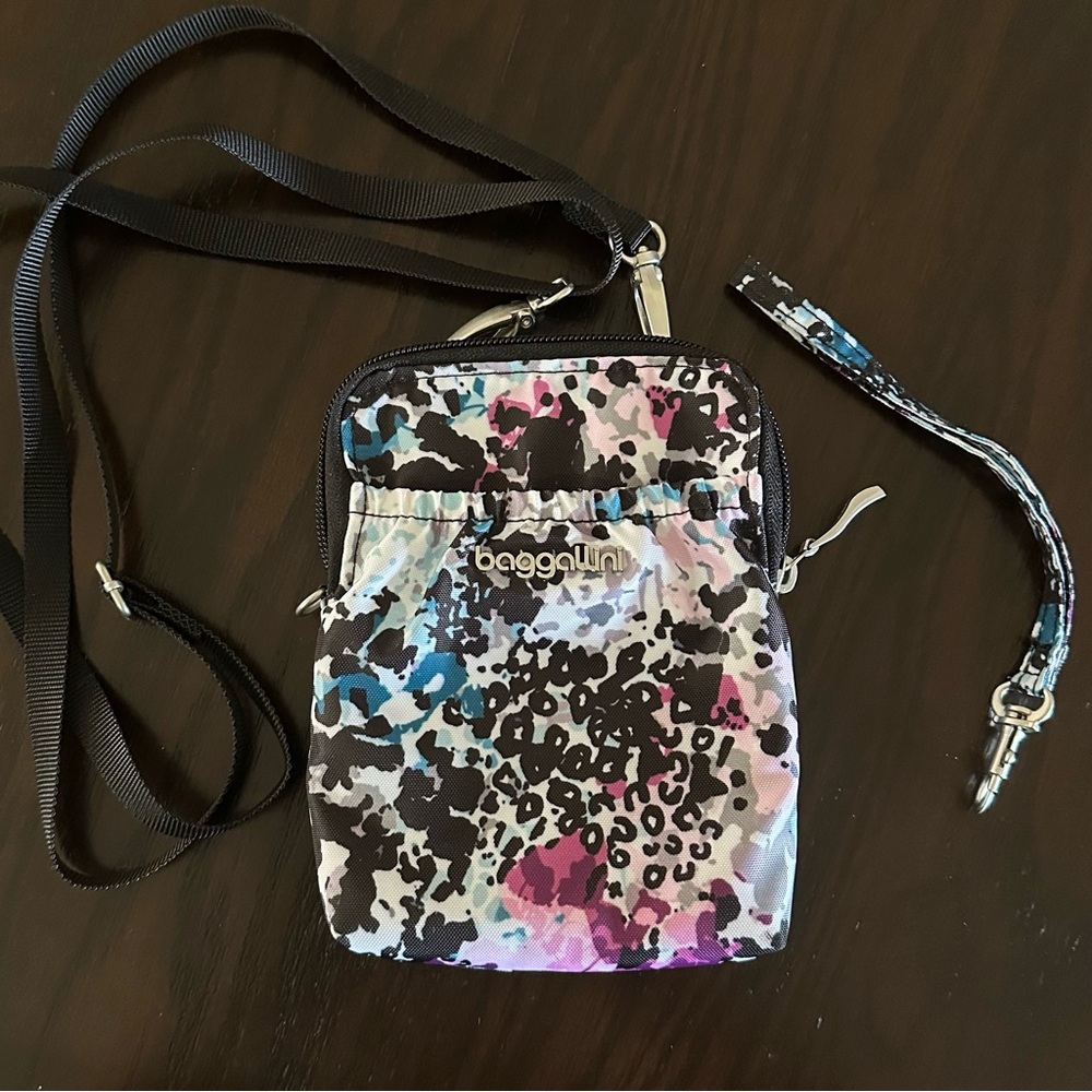 Baggallini Bryant Crossbody Bag in Abstract Cheetah